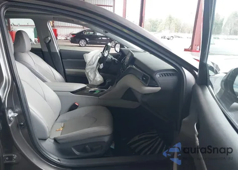 2021 Toyota Camry Xle Awd z USA, uszkodzony, nr VIN 4T1F11BK2MU040246